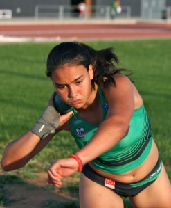 Carmen Ramos se dispone a lanzar el peso en una competición.
