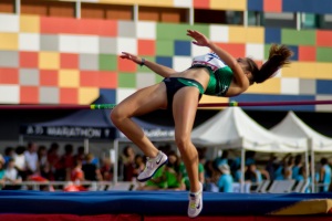 Claudia Conte, en pleno salto de altura, a punto de superar el liston durante la competición el sábado